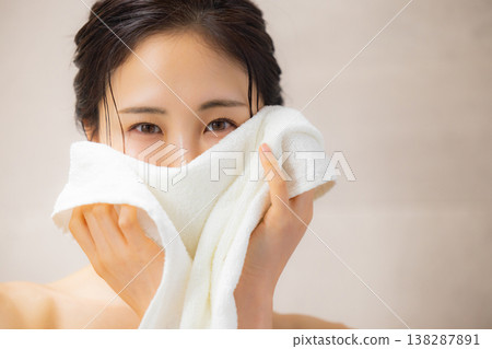 一個女人用毛巾擦臉 138287891
