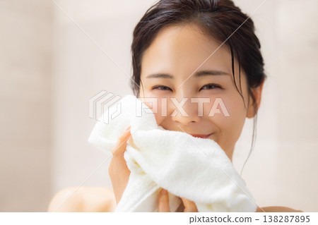 一個女人用毛巾擦臉 138287895