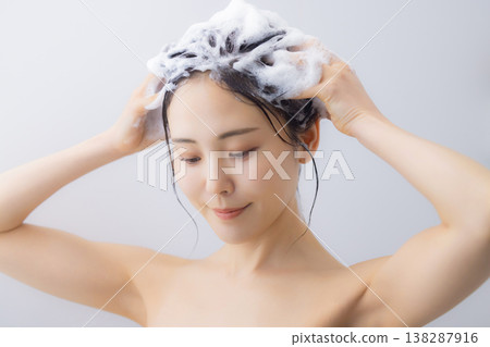 一個女人洗頭 138287916
