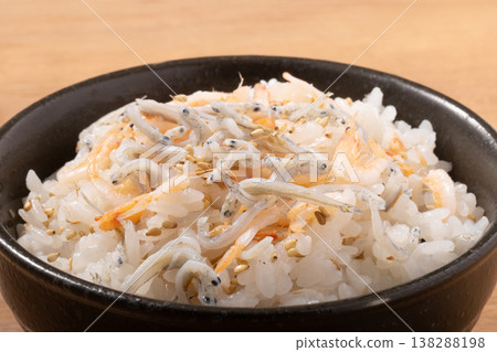 Sakura shrimp, whitebait, and rice 138288198