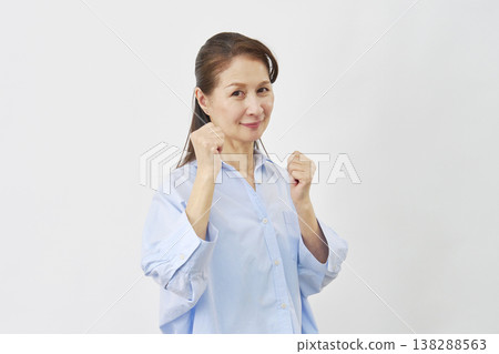 一名女子在白色背景前擺出戰鬥姿勢。 138288563