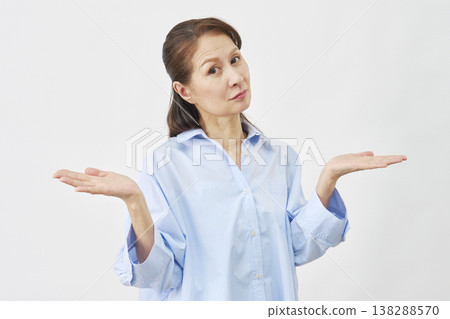 一位老婦人放棄白色背景 138288570