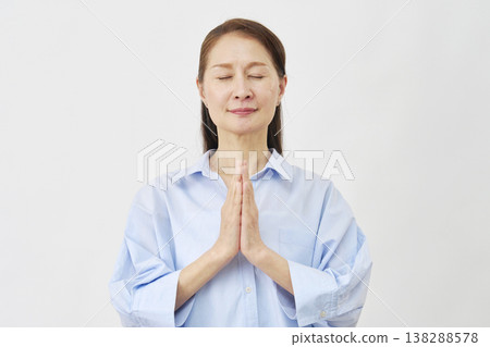 白色背景上的老婦人祈禱 138288578