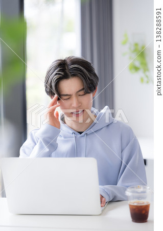 The image of university students struggling with headaches, stress, and difficulty studying while looking at their computers, and their relationship with their studies and physical ailments. The image of university students struggling with headaches, stress, and difficulty studying while looking at their computers, and their relationship with their studies and physical ailments. 138288591