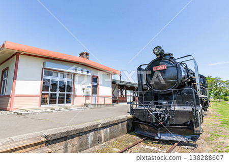 北海道帶廣市：在陽光明媚的日子裡，熱門旅遊景點、原日本國鐵廣尾愛國站和保存完好的蒸汽機車。 138288607