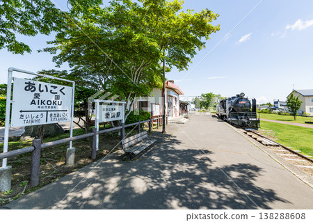 北海道帶廣市：在陽光明媚的日子裡，愛國站的車站標誌和保存完好的蒸汽機車，這裡是熱門的旅遊景點，原日本國鐵廣尾線。 138288608