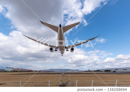 在伊丹機場的飛機著陸 138288694