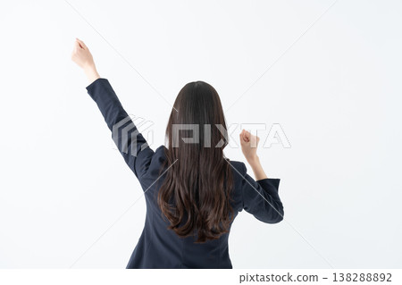 一位女商人擺出勝利姿勢的背影 一位女商人擺出勝利姿勢的背影 138288892