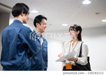 一名女子和一名工人正在交談 一名女子和一名工人正在交談 138292212