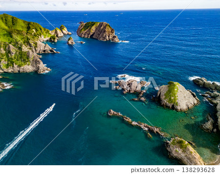 Drone footage of Hirizo Beach in Minami-Izu. Includes Daikonjima Island, Aiai Cape, Yuusuge Park, ferry, swimmers, and more. The southernmost point of the Izu Peninsula. 138293628