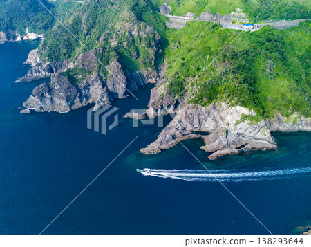 無人機拍攝的南伊豆縣Hirizo海灘景色。畫麵包括大根島、合岬、夕菅公園、渡輪、泳客等等。這裡是伊豆半島的最南端。 138293644
