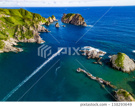 無人機拍攝的南伊豆縣Hirizo海灘景色。畫麵包括大根島、合岬、夕菅公園、渡輪、泳客等等。這裡是伊豆半島的最南端。 無人機拍攝的南伊豆縣Hirizo海灘景色。畫麵包括大根島、合岬、夕菅公園、渡輪、泳客等等。這裡是伊豆半島的最南端。 138293649