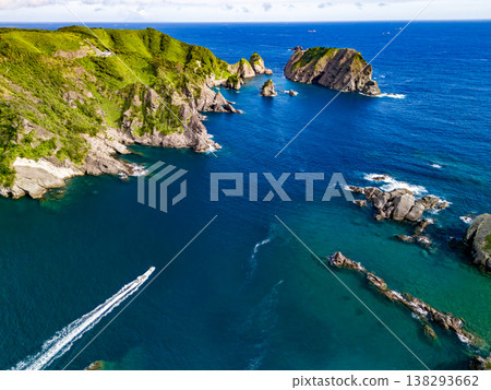 Drone footage of Hirizo Beach in Minami-Izu. Includes Daikonjima Island, Aiai Cape, Yuusuge Park, ferry, swimmers, and more. The southernmost point of the Izu Peninsula. 138293662