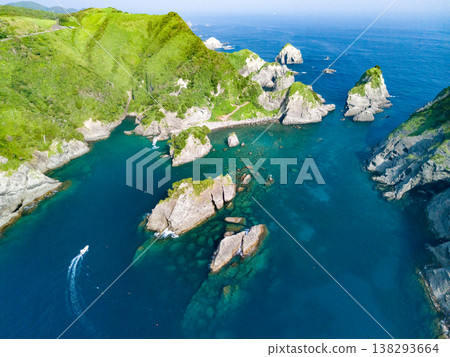 Drone footage of Hirizo Beach in Minami-Izu. Includes Daikonjima Island, Aiai Cape, Yuusuge Park, ferry, swimmers, and more. The southernmost point of the Izu Peninsula. 138293664
