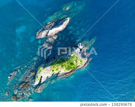 無人機拍攝的南伊豆縣Hirizo海灘景色。畫麵包括大根島、合岬、夕菅公園、渡輪、泳客等等。這裡是伊豆半島的最南端。 無人機拍攝的南伊豆縣Hirizo海灘景色。畫麵包括大根島、合岬、夕菅公園、渡輪、泳客等等。這裡是伊豆半島的最南端。 138293678