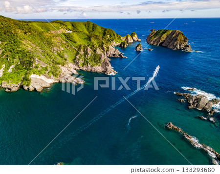 無人機拍攝的南伊豆縣Hirizo海灘景色。畫麵包括大根島、合岬、夕菅公園、渡輪、泳客等等。這裡是伊豆半島的最南端。 無人機拍攝的南伊豆縣Hirizo海灘景色。畫麵包括大根島、合岬、夕菅公園、渡輪、泳客等等。這裡是伊豆半島的最南端。 138293680