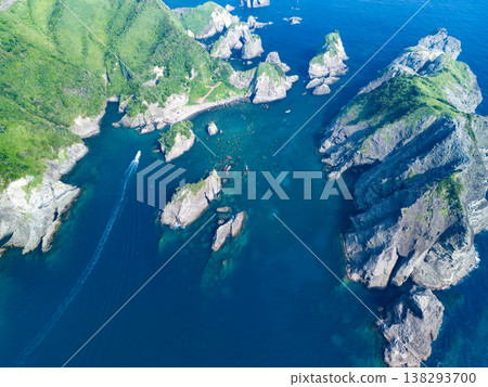 無人機拍攝的南伊豆縣Hirizo海灘景色。畫麵包括大根島、合岬、夕菅公園、渡輪、泳客等等。這裡是伊豆半島的最南端。 138293700