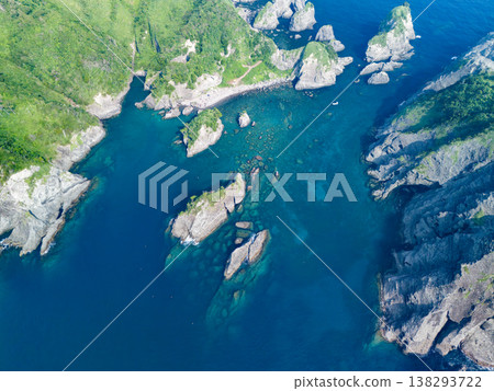無人機拍攝的南伊豆縣Hirizo海灘景色。畫麵包括大根島、合岬、夕菅公園、渡輪、泳客等等。這裡是伊豆半島的最南端。 138293722