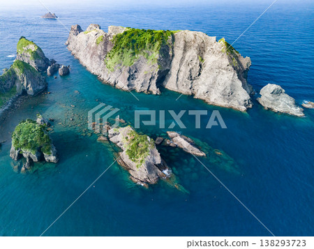 無人機拍攝的南伊豆縣Hirizo海灘景色。畫麵包括大根島、合岬、夕菅公園、渡輪、泳客等等。這裡是伊豆半島的最南端。 138293723