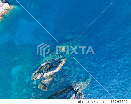 無人機拍攝的南伊豆縣Hirizo海灘景色。畫麵包括大根島、合岬、夕菅公園、渡輪、泳客等等。這裡是伊豆半島的最南端。 無人機拍攝的南伊豆縣Hirizo海灘景色。畫麵包括大根島、合岬、夕菅公園、渡輪、泳客等等。這裡是伊豆半島的最南端。 138293732