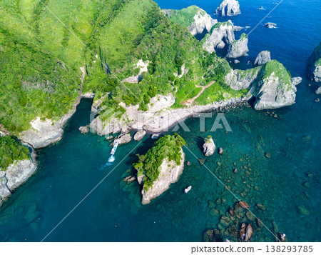無人機拍攝的南伊豆縣Hirizo海灘景色。畫麵包括大根島、合岬、夕菅公園、渡輪、泳客等等。這裡是伊豆半島的最南端。 無人機拍攝的南伊豆縣Hirizo海灘景色。畫麵包括大根島、合岬、夕菅公園、渡輪、泳客等等。這裡是伊豆半島的最南端。 138293785