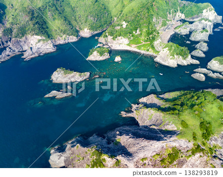 無人機拍攝的南伊豆縣Hirizo海灘景色。畫麵包括大根島、合岬、夕菅公園、渡輪、泳客等等。這裡是伊豆半島的最南端。 無人機拍攝的南伊豆縣Hirizo海灘景色。畫麵包括大根島、合岬、夕菅公園、渡輪、泳客等等。這裡是伊豆半島的最南端。 138293819