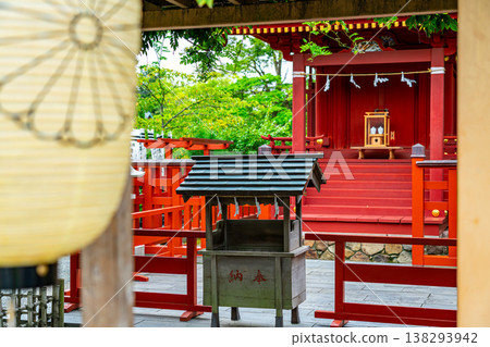 【神奈川縣】位於鶴岡八幡宮內的幡上弁財天神社,夏季綠意盎然,景色優美。 【神奈川縣】位於鶴岡八幡宮內的幡上弁財天神社,夏季綠意盎然,景色優美。 138293942