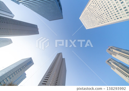城市景觀：新宿摩天大樓充滿活力的商業景象。 138293992