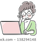 一位患有老花眼的老婦人正在操作筆記型電腦。 138294148