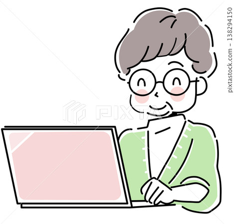 一位微笑的老婦人正在操作筆記型電腦。 138294150