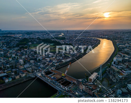 黃昏時分的鶴見川無人機空拍畫面。畫面西側是橫濱市鶴見區，東側是川崎市川崎區和幸區。這是河流修建工程前進行的勘測。 138294173