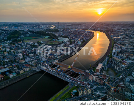 Drone footage of the Tsurumi River at dusk. To the west lies Tsurumi Ward in Yokohama City, and to the east are Kawasaki Ward and Saiwai Ward in Kawasaki City. This is a survey conducted before river construction work. Drone footage of the Tsurumi River at dusk. To the west lies Tsurumi Ward in Yokohama City, and to the east are Kawasaki Ward and Saiwai Ward in Kawasaki City. This is a survey conducted before river construction work. 138294178
