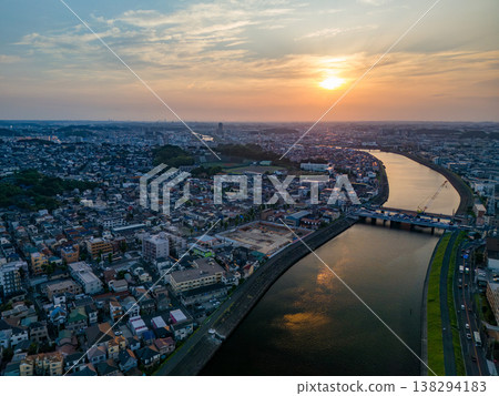 Drone footage of the Tsurumi River at dusk. To the west lies Tsurumi Ward in Yokohama City, and to the east are Kawasaki Ward and Saiwai Ward in Kawasaki City. This is a survey conducted before river construction work. Drone footage of the Tsurumi River at dusk. To the west lies Tsurumi Ward in Yokohama City, and to the east are Kawasaki Ward and Saiwai Ward in Kawasaki City. This is a survey conducted before river construction work. 138294183