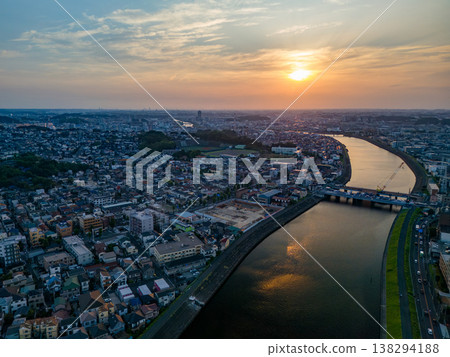 Drone footage of the Tsurumi River at dusk. To the west lies Tsurumi Ward in Yokohama City, and to the east are Kawasaki Ward and Saiwai Ward in Kawasaki City. This is a survey conducted before river construction work. Drone footage of the Tsurumi River at dusk. To the west lies Tsurumi Ward in Yokohama City, and to the east are Kawasaki Ward and Saiwai Ward in Kawasaki City. This is a survey conducted before river construction work. 138294188
