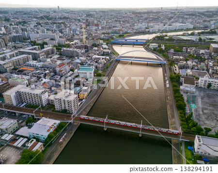 黃昏時分的鶴見川無人機空拍畫面。畫面西側是橫濱市鶴見區,東側是川崎市川崎區和幸區。這是河流修建工程前進行的勘測。 黃昏時分的鶴見川無人機空拍畫面。畫面西側是橫濱市鶴見區,東側是川崎市川崎區和幸區。這是河流修建工程前進行的勘測。 138294191