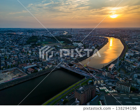 Drone footage of the Tsurumi River at dusk. To the west lies Tsurumi Ward in Yokohama City, and to the east are Kawasaki Ward and Saiwai Ward in Kawasaki City. This is a survey conducted before river construction work. 138294196