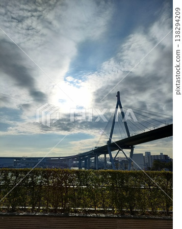 天空佈滿雲朵,一座橋,一道柵欄。 天空佈滿雲朵,一座橋,一道柵欄。 138294209