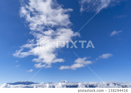 藍天和雲彩和山 藍天和雲彩和山 138294416