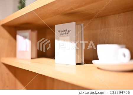 我最喜歡的書和咖啡杯整齊地擺放在書架上。 我最喜歡的書和咖啡杯整齊地擺放在書架上。 138294706