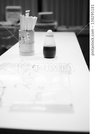 一張簡單的餐桌，配有筷架和醬油瓶。 138295181
