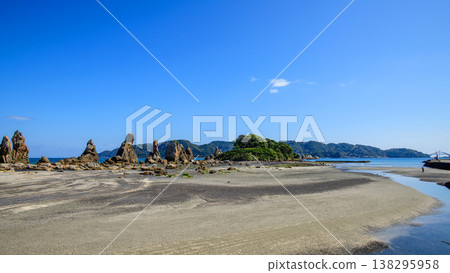 Blue sky and Hashigui-iwa rocks, Wakayama Prefecture Blue sky and Hashigui-iwa rocks, Wakayama Prefecture 138295958