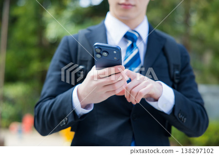 Young businessman with a smartphone 138297102