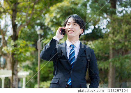 手持智慧型手機的年輕商人 138297104