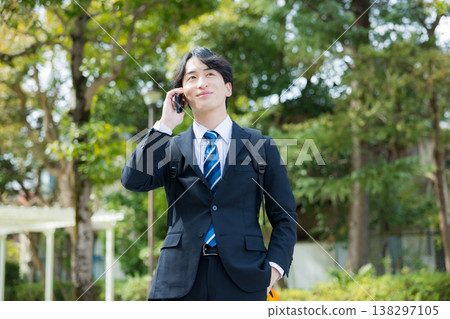 手持智慧型手機的年輕商人 138297105