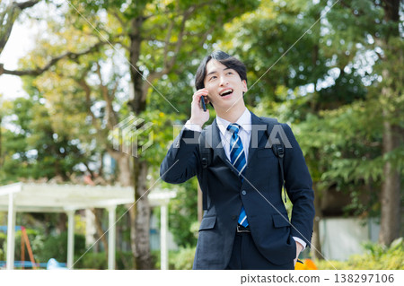 手持智慧型手機的年輕商人 138297106