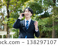 手持智慧型手機的年輕商人 138297107