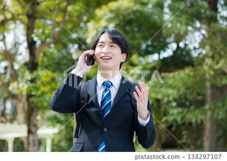 手持智慧型手機的年輕商人 138297107