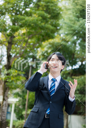 手持智慧型手機的年輕商人 138297108