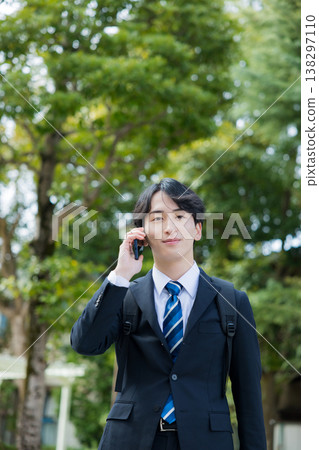 手持智慧型手機的年輕商人 138297110