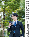 手持智慧型手機的年輕商人 138297111